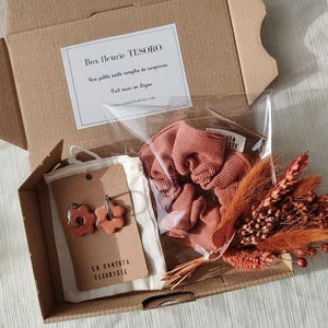 Petit coffret cadeau, box fleurie avec boucles d'oreilles chouchou et mini bouquet fleurs séchées et stabilisées, idée cadeau
