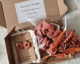 Small gift box, flower box with favorite earrings and mini bouquet of dried and stabilized flowers, gift idea