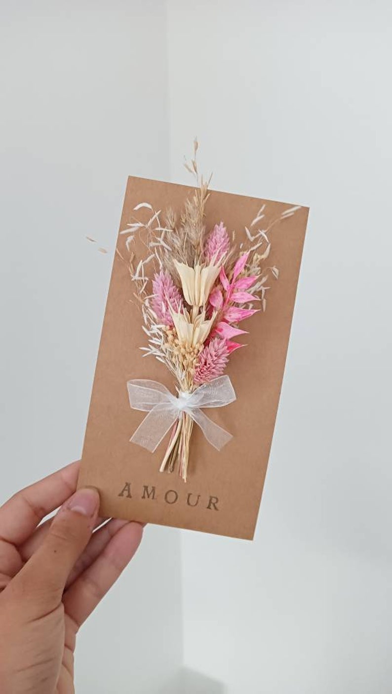 Carte de fleurs séchées, papier kraft avec petit bouquet de fleurs séchées, fleurs séchées et stabilisées, idée cadeau, petites attentions Une carte