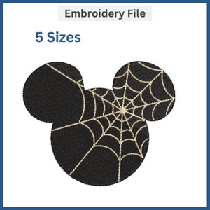 Puede incluir: Diseño de bordado en blanco y negro de una cabeza de Mickey Mouse con un patrón de telaraña. El diseño está disponible en 5 tamaños.