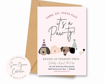 Könnte beinhalten: Eine rosa Einladungskarte mit dem Text "It's a Paw-ty!" und Illustrationen von Hunden mit Partyhüten. Die Karte enthält Eventdetails und wird von einem braunen Umschlag begleitet. Von Sara Green Collective.