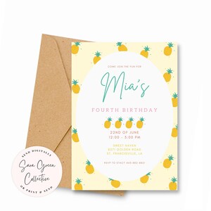 以下が含まれることがあります： パイナップルの模様が施された黄色と白の招待状。ミアの4歳の誕生日パーティーの招待状です。パーティーは6月22日、午後12時から午後3時まで、スイートヘブン、8271ゴールデンロード、セントフランシスビル、LAで開催されます。ステイシーにRSVPしてください。電話番号は443-882-8821です。