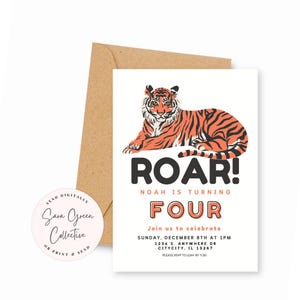 Może przedstawiać: Zaproszenie na urodziny z ilustracją tygrysa i tekstem "Roar! Noah kończy cztery lata." Zaproszenie jest ozdobione pomarańczowymi i czarnymi kolorami.