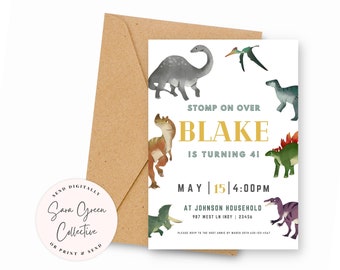 Pode incluir: Um convite de aniversário com tema de dinossauros para o 41º aniversário de Blake. O convite apresenta uma ilustração colorida de vários dinossauros, incluindo um estegossauro, um pterodáctilo e um tiranossauro rex. O texto diz "Stomp on over Blake is turning 41" e inclui a data e hora da festa, "May 15, 4:00 PM", e a localização, "At Johnson Household, 987 West Ln Indy, 23456".