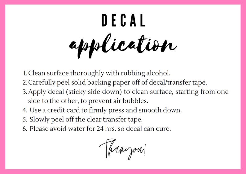 Puede incluir: Un fondo blanco con bordes rosas presenta instrucciones para aplicar una calcoman&iacute;a. El texto dice "DECAL application" en una fuente elegante. Las instrucciones incluyen limpiar la superficie, aplicar la calcoman&iacute;a y evitar el agua durante 24 horas. La palabra "&iexcl;Gracias!" est&aacute; en la parte inferior.