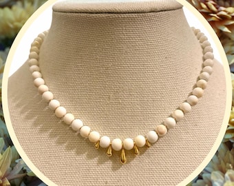 Ketting met witte opaalkralen