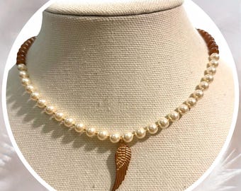 Collar con perlas de agua dulce y forma de ala de ángel
