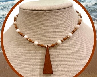 Weißer Opal und Sandelholz Perlen Boho Halskette