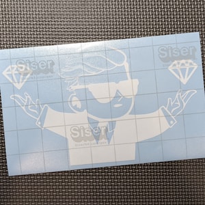 Könnte beinhalten: Weißer Vinyl-Aufkleber mit einer Cartoon-Illustration einer Person mit Sonnenbrille und Anzug, mit ausgestreckten Armen. Der Aufkleber enthält Diamantgrafiken und den Text "Siser" an mehreren Stellen.
