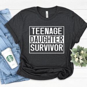 Camisa sobrevivente de filha adolescente, dia dos pais, pai engraçado, padrasto, pai bônus, camisa engraçada da mãe, presentes da mamãe, ideias para presentes de aniversário, camisa feminina
