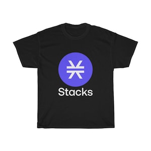 Puede incluir: Camiseta negra con un círculo azul que contiene un logotipo de Stacks blanco y la palabra "Stacks" en blanco debajo del círculo.