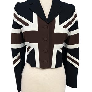Chaqueta corta con bandera británica de Moschino, estilo chic y económico, de los años 90