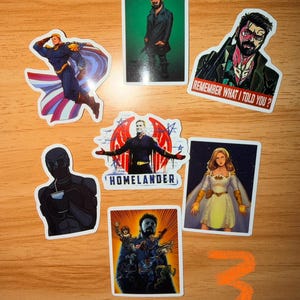 K&ouml;nnte beinhalten: Eine Sammlung von sieben Charakteraufklebern aus der Fernsehserie The Boys. Die Aufkleber zeigen verschiedene Charaktere in Actionposen, mit leuchtenden Farben und detaillierten Illustrationen. Einige Aufkleber enthalten Text.