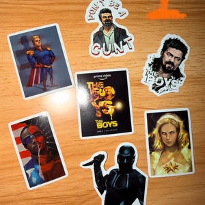 K&ouml;nnte beinhalten: Eine Sammlung von Aufklebern mit Charakteren und dem Logo der Prime Video-Serie "The Boys". Die Aufkleber zeigen Bilder von Homelander, Billy Butcher und anderen Charakteren, einige mit Text wie "Don't be a cunt".