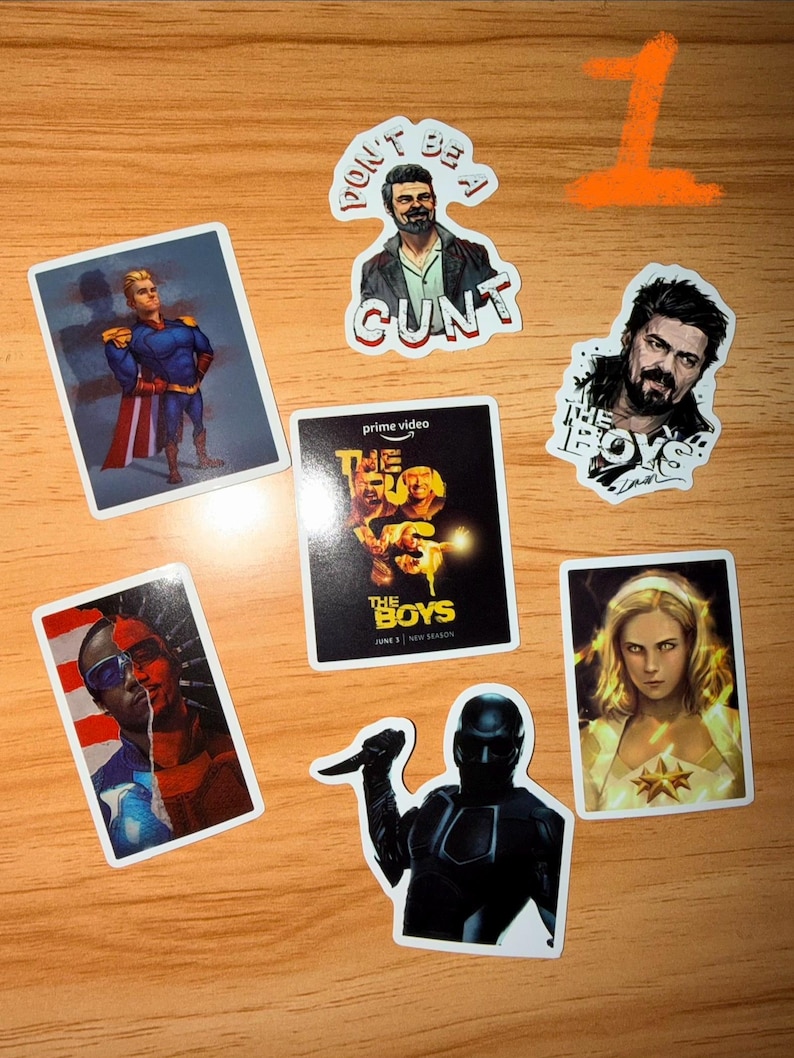 K&ouml;nnte beinhalten: Eine Sammlung von Aufklebern mit Charakteren und dem Logo der Prime Video-Serie "The Boys". Die Aufkleber zeigen Bilder von Homelander, Billy Butcher und anderen Charakteren, einige mit Text wie "Don't be a cunt".