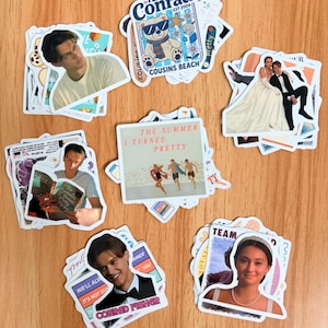 Puede incluir: Una colección de pegatinas de vinilo con escenas y personajes de The Summer I Turned Pretty. Los diseños incluyen un oso con gafas de sol, una pareja de boda, una persona leyendo un libro y textos como Team Conrad, Cousins Beach y Conrad Fisher.