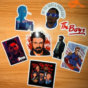 K&ouml;nnte beinhalten: Eine Sammlung farbenfroher Aufkleber mit Charakteren und Logos aus der Fernsehserie "The Boys". Die Aufkleber zeigen Portr&auml;ts von Charakteren, das Logo der Show und S&auml;tze wie "Do we have a problem?" und "The Boys."