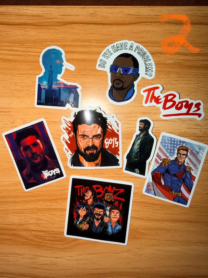 K&ouml;nnte beinhalten: Eine Sammlung farbenfroher Aufkleber mit Charakteren und Logos aus der Fernsehserie "The Boys". Die Aufkleber zeigen Portr&auml;ts von Charakteren, das Logo der Show und S&auml;tze wie "Do we have a problem?" und "The Boys."
