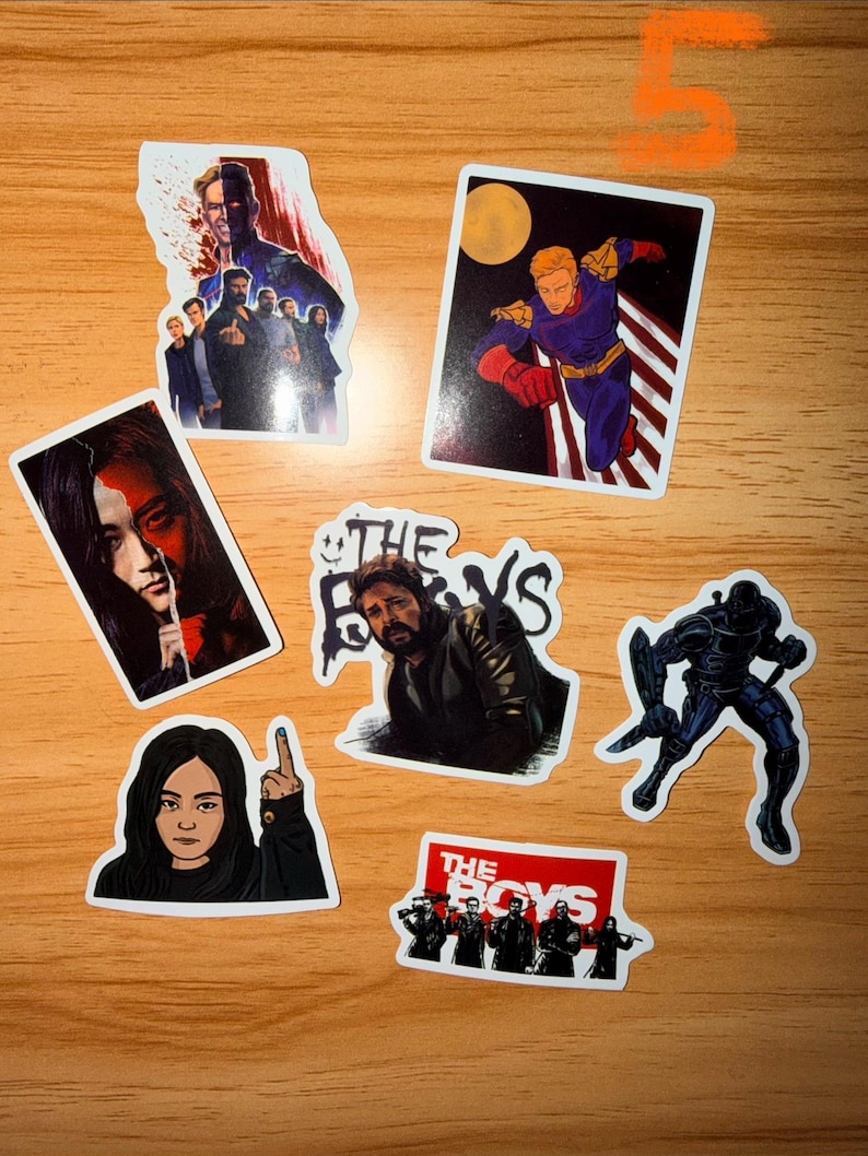 K&ouml;nnte beinhalten: Eine Sammlung von sieben Aufklebern mit Charakteren und Logos aus der Fernsehserie "The Boys". Die Aufkleber zeigen verschiedene Charaktere in Actionposen und Gruppenaufnahmen, mit leuchtenden Farben und detaillierten Kunstwerken.
