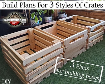 Op de afbeelding: Drie houten kratten in verschillende maten en stijlen. De kratten zijn gemaakt van natuurlijk hout en hebben een rustieke uitstraling. De afbeelding bevat de tekst "Build Plans For 3 Styles Of Crates" en "3 Plans for building boxes".