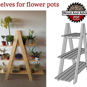 Peut inclure: Une étagère en bois en forme de A avec trois tablettes pour exposer des plantes en pot. L'étagère est en bois naturel et a un aspect rustique. L'étagère est présentée avec une variété de plantes, y compris des succulentes, des fougères et d'autres plantes vertes. L'image comprend également un logo pour "Wood And Advice PDF Downloads".