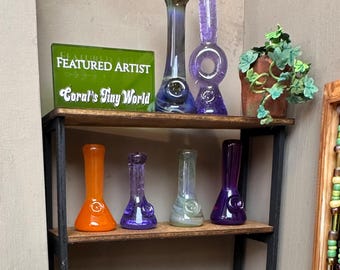 Miniatur-Glasbongs von Coral Kamstra-Brown | Corals Miniaturwelt | Puppenhaus-Cannabis-Miniaturen | Handgefertigte Glas-Raucheraccessoires