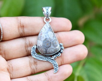 Colgante de coral fósil natural/Colgante de piedras preciosas naturales/Colgante plateado hecho a mano/Colgante de coral fósil/Joyería de diseñador/Colgante de Boho!