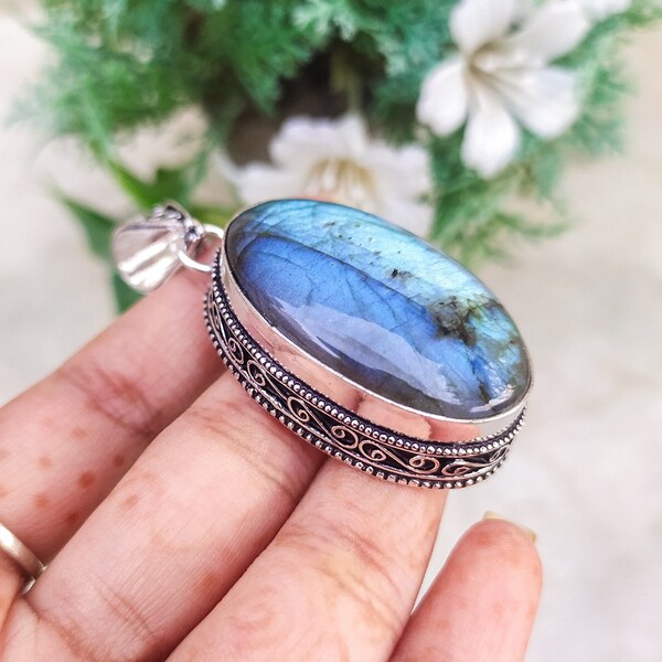 Beautiful Labradorite Gemstone Pendant | Vintage Style Pendant | Natural Labradorite Vintage Style Glass Pendant!