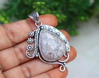 Colgante de coral fósil natural/Colgante de piedras preciosas naturales/Colgante plateado hecho a mano/Colgante de coral fósil/Joyería de diseñador/Colgante de Boho!