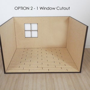K&ouml;nnte beinhalten: Ein Miniaturzimmer mit einem braunen Holzboden und einem einzigen Fensterschnitt. Der Raum besteht aus Pappe und ist f&uuml;r Puppenh&auml;user oder Miniaturprojekte konzipiert. Der Text "OPTION 2 - 1 Window Cutout" ist oben im Bild sichtbar.