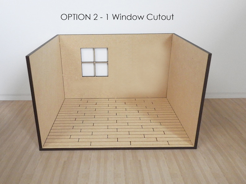 K&ouml;nnte beinhalten: Ein Miniaturzimmer mit einem braunen Holzboden und einem einzigen Fensterschnitt. Der Raum besteht aus Pappe und ist f&uuml;r Puppenh&auml;user oder Miniaturprojekte konzipiert. Der Text "OPTION 2 - 1 Window Cutout" ist oben im Bild sichtbar.