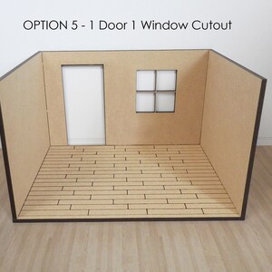 K&ouml;nnte beinhalten: Ein Miniaturzimmer mit braunen W&auml;nden, einem Holzboden, einer einzigen T&uuml;r und einem Fensterschnitt. Der Text "OPTION 5 - 1 Door 1 Window Cutout" befindet sich oben im Bild.