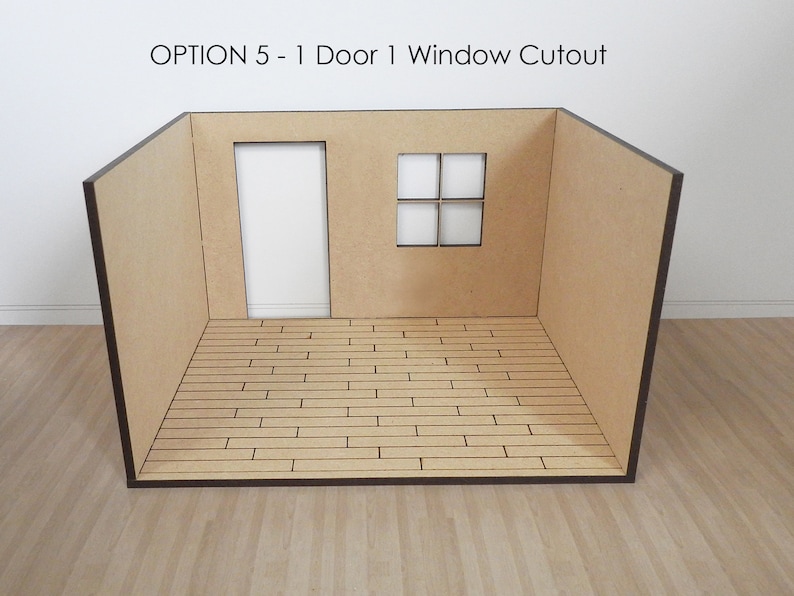K&ouml;nnte beinhalten: Ein Miniaturzimmer mit braunen W&auml;nden, einem Holzboden, einer einzigen T&uuml;r und einem Fensterschnitt. Der Text "OPTION 5 - 1 Door 1 Window Cutout" befindet sich oben im Bild.