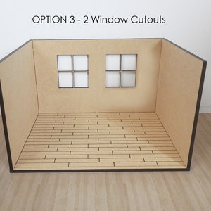 K&ouml;nnte beinhalten: Ein Miniaturzimmer mit zwei Fenstern und einem Holzboden. Das Zimmer ist aus Pappe und braun gestrichen. Die Fenster sind aus der Pappe ausgeschnitten und schwarz gerahmt. Der Boden besteht aus Holzdielen und ist hellbraun gestrichen. Der Text "OPTION 3 - 2 Window Cutouts" ist oben im Bild gedruckt.