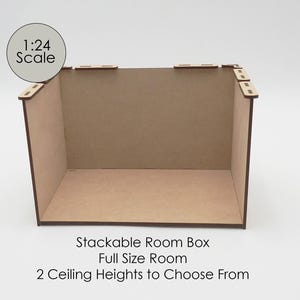 Puede incluir: Una caja de habitación marrón, con la parte superior abierta, diseñada para exhibiciones en miniatura. La caja es de madera y tiene forma rectangular. El texto en la imagen dice "Stackable Room Box, Full Size Room, 2 Ceiling Heights to Choose From". La escala es 1:24.