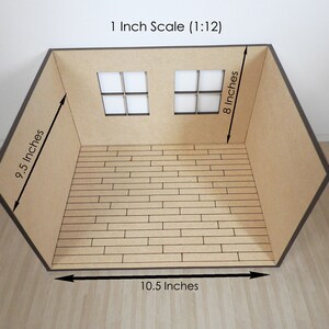 K&ouml;nnte beinhalten: Ein 1 Zoll gro&szlig;es Puppenhauszimmer mit braunen W&auml;nden und Holzboden. Das Zimmer ist 9,5 Zoll breit, 10,5 Zoll lang und 8 Zoll hoch. Das Zimmer hat zwei Fenster.