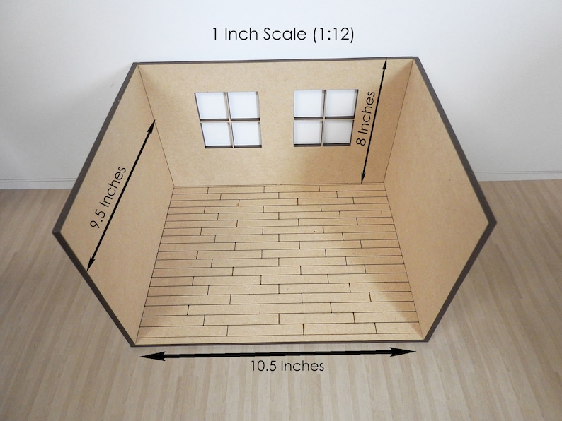 K&ouml;nnte beinhalten: Ein 1 Zoll gro&szlig;es Puppenhauszimmer mit braunen W&auml;nden und Holzboden. Das Zimmer ist 9,5 Zoll breit, 10,5 Zoll lang und 8 Zoll hoch. Das Zimmer hat zwei Fenster.