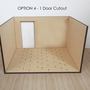 K&ouml;nnte beinhalten: Ein Miniaturzimmer mit einem einzigen T&uuml;r-Ausschnitt, braunen W&auml;nden und einem Holzboden. Der Text "OPTION 4 - 1 Door Cutout" befindet sich oben im Bild.