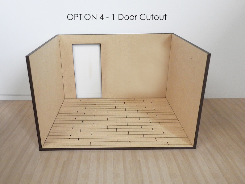 K&ouml;nnte beinhalten: Ein Miniaturzimmer mit einem einzigen T&uuml;r-Ausschnitt, braunen W&auml;nden und einem Holzboden. Der Text "OPTION 4 - 1 Door Cutout" befindet sich oben im Bild.