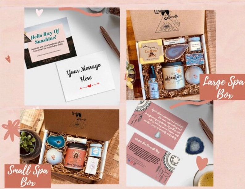 Peut inclure: Deux coffrets cadeaux spa, &eacute;tiquet&eacute;s "Large Spa Box" et "Small Spa Box", contenant divers articles de bien-&ecirc;tre. Les bo&icirc;tes contiennent des bougies, des bombes de bain et d'autres produits de spa. Cartes avec "Hello Ray Of Sunshine!" et "Your Message Here".