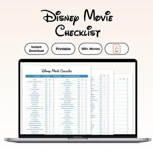Op de afbeelding: Een digitale Disney-filmchecklist weergegeven op een laptopscherm. Het document heeft een blauwe koptekst met kolommen voor filmtitels, jaartallen en selectievakjes. Boven het scherm staat de tekst Disney Movie Checklist, Instant Download, Printable, 500+ Movies en PDF.