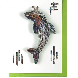 Carte d’ornement Dolphin Quilling faite à la main à partir d’un magazine recyclé