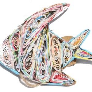 Adorno de pescado Acento de decoración del hogar hecho a mano de revistas recicladas