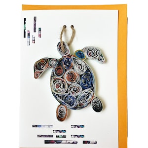 Cartão de ornamento de tartaruga marinha exclusivo feito à mão, arte de revista ecológica, pendure-o em qualquer lugar com cordão de juta