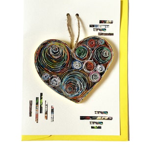 Cartão em branco de Natal com ornamento de quilling de coração feito à mão da revista Recycled