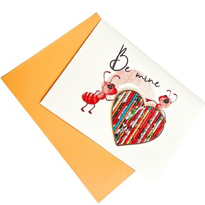 Biglietto d'auguri a forma di cuore con rivista riciclata fatto a mano con porta formiche - Biglietto di San Valentino unico ed ecologico