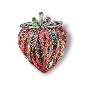 Ornamento per quilling in carta ecologica, portachiavi a forma di fragola fatto a mano da una rivista riciclata, ciondolo per borsetta