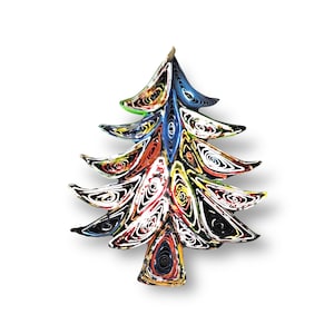 Décoration unique en papier de sapin, faite à la main à partir de papier recyclé pour magazine