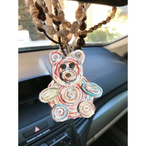 Bear Paper Ornament Car Charm Hecho a mano a partir de revistas recicladas