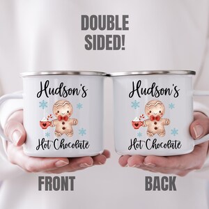 Puede incluir: Taza de esmalte blanco con un gr&aacute;fico de hombre de jengibre y el texto "Hudson's Hot Chocolate". La taza es de doble cara y presenta el mismo dise&ntilde;o en ambos lados.